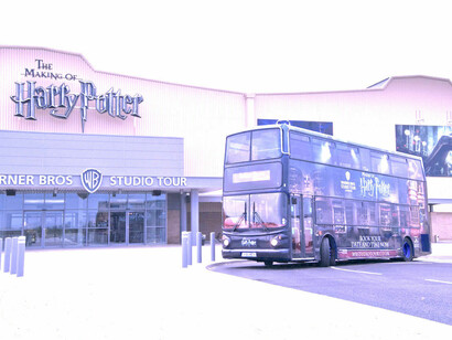 Los autobuses de la saga más célebre aportan su granito de arena