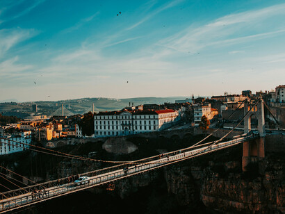Puente Sidi M'Cid, un puente colgante de 164 metros de longitud que cruza el río Rhummel en Constantina, Argelia