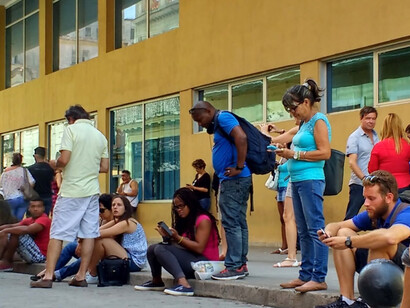 Personas buscando WiFi, La Habana, Cuba (fotografía de Paco Cerezo)