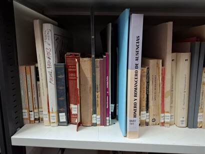 En febrero de 2022 la familia de Gaspar Peral Baeza donó su biblioteca y el archivo: 404 obras de Miguel Hernández. entre ellas 202 monografías o estudios; 155 referencias en “Revistas y otras publicaciones con artículos y/o poesías”, en siete cajas/archivos desde 1943 a 30 de abril de 2012. Orihuela, España