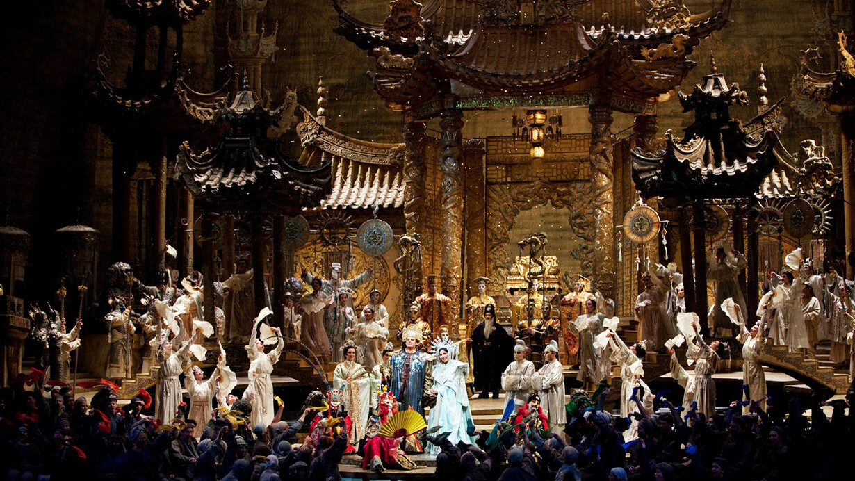 La Ópera Metropolitana ha vuelto a poner en escena «Turandot» de Puccini, con Yusif Eyvazov y Christine Goerke, en el centro, en la opulenta visión de Franco Zeffirelli de una China de cuento de hadas. El MET, Nueva York, EE.UU.