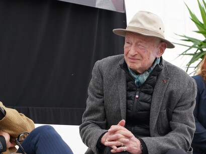 Secondo il filosofo francese, educare non significa soltanto trasmettere informazioni, ma insegnare a comprendere il mondo nella sua interdipendenza. Edgar Morin nel 2024, foto di Gérald Garitan
