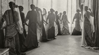 L'abito Delphos e lo scialle Knossos, creazioni di Mariano Fortuny, Museo di Palazzo Fortuny, Venezia, Italia Courtesy Fondazione Musei Civici di Venezia