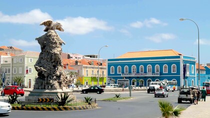 Monumento na Rotunda em frente à Biblioteca Municipal, na ilha de São Vicente, Cabo Verde