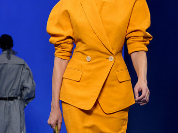 Unveiled at Paris Fashion Week, Lanvin’s Spring/Summer 2026 collection used nuanced blue tones to frame a wardrobe defined by assertive shoulders, inventive scarf constructions, and elegantly softened skirts