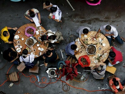 Preparando a carne no Festival da Carne de Cão em Yulin, China