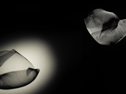 Bruno Munari, Concavo-Convesso, 1947, rete metallica, 100x100 cm (Installazione alla Estorick Collection of Modern Italian Art, London 2012, crediti fotografici Pierangelo Parimbelli)