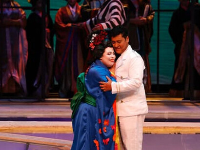 La historia de Madama Butterfly gira en torno a Cio Cio San, una joven japonesa que se casa con un oficial estadounidense y vive una trágica espera marcada por el abandono y la desilusión