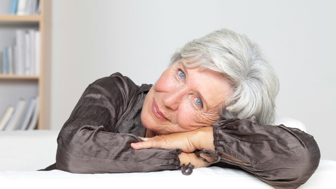 En su cuello delicado se acurrucan los restos de una belleza fabulosa 