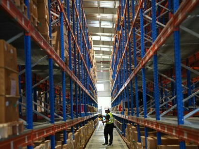 Mais do que um colapso, a crise funciona como um espelho desconfortável. Obriga a indústria a confrontar-se com as suas próprias contradições: inovação sem responsabilidade, crescimento sem equilíbrio, eficiência sem humanidade. Aquilo que durante muito tempo foi apresentado como progresso revela agora as suas fissuras