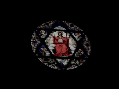 representación de Cristo ascendido en una vidriera