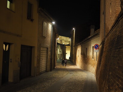 Uscimmo in strada all'imbrunire