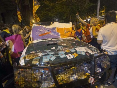 Coche de la guardia civil "tuneado" por los manifestantes