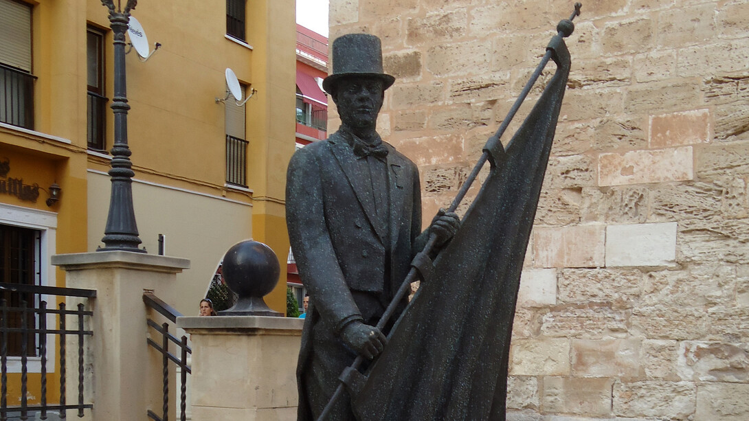Estatua en honor al Caballero Cubierto, figura de especial tradición de la Semana Santa de Orihuela, Comunidad Valenciana, España