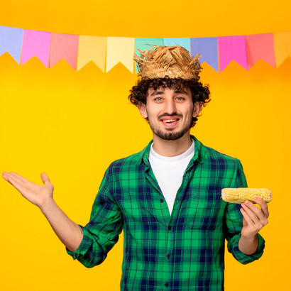 Roupa e comida típica da festa junina. As deliciosas comidas regionais que deixam o sabor da comemoração em seu estado mais que perfeito: canjica, pé-de-moleque, cocada, pamonha, bolo de macaxeira, bolo de milho, a paçoca, a pipoca e o milho