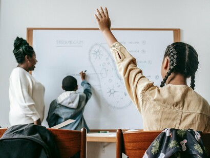 Estudiosos da evolução humana externalizam suas preocupações. Alertam para possíveis reações fisiológicas, bem como o não desenvolvimento de competências como pensamento crítico, resolução de problemas e outras. Isto porque as competências humanas são, em sua maioria, desenvolvidas pelo estímulo que recebem e pelo uso que fazemos destas. Se não as usamos, se não as estimulamos, estas podem não florescer