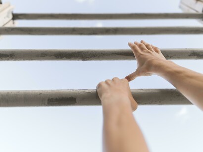 Mani che si arrampicano su barre di metallo: "Tra il dire e il fare c’è di mezzo solo – si fa per dire – la disciplina"