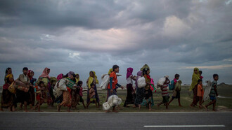 Refugiados rohinyás, obligados a migrar a Bangladesh desde Myanmar, caminan en busca de campos de refugiados