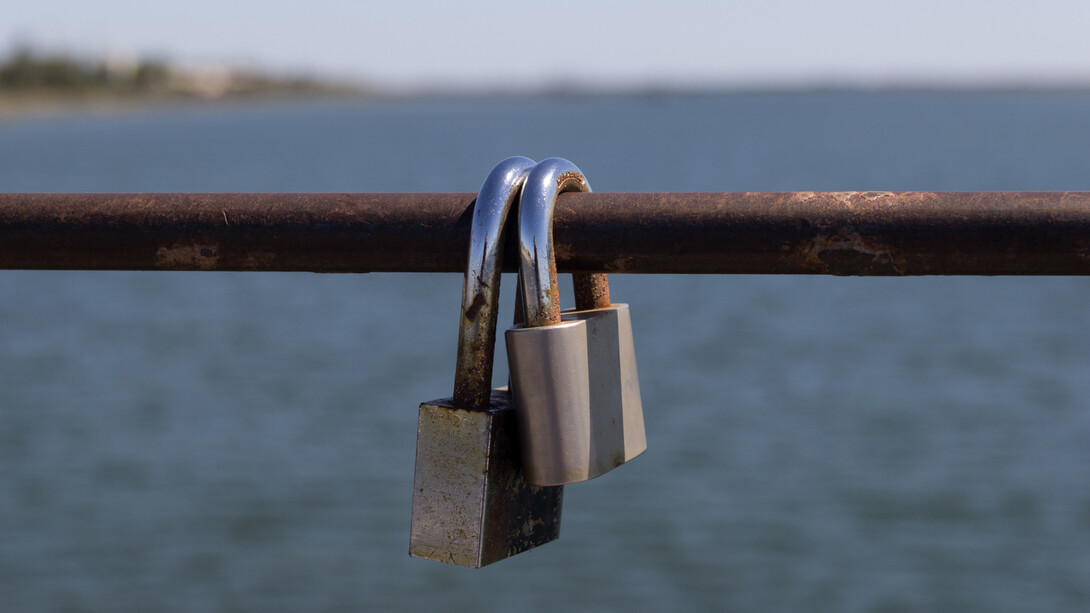 Dos candados en la baranda de un puente, símbolo del compromiso