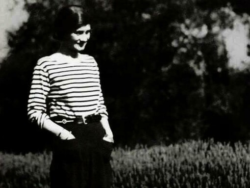 Gabrielle (Coco) Chanel posa con un look alla marinara nel periodo tra le due guerre, 1928