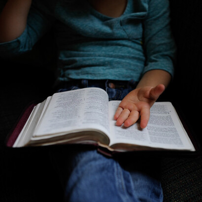 Niño reflexionando lo leído. La consciencia de ser se puede adquirir desde muy pequeño