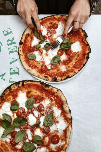 Conheça a riqueza da culinária grega, marcada por sabores únicos de azeite, limão e ervas, e pratos como a suculenta Moussaka e a refrescante salada grega