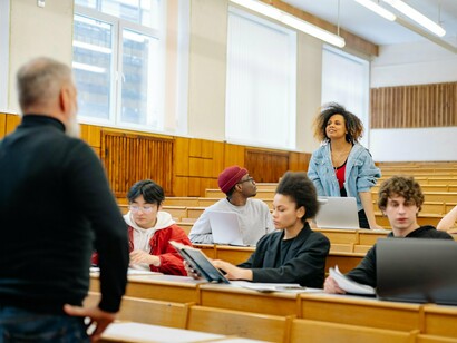 Sala de aula em universidade. Mas por que a saúde mental é tão importante para a gente, que trabalha com educação? Vamos começar pelo básico: nosso cérebro é a principal ferramenta de trabalho

