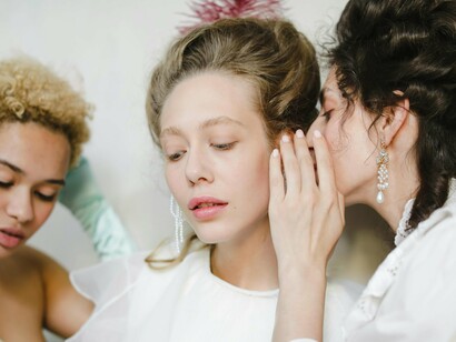 Mulheres segredam entre si. Ela parecia muito nos amar, muito mesmo. Eu nunca duvidei do amor dela, de verdade. Meus pais acreditaram nela