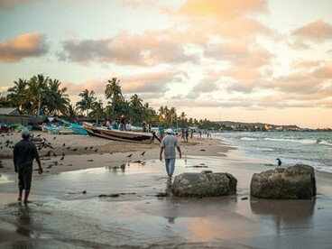 Pescadores na praia. Observaria, com nostalgia, as artes pesqueiras, nas manhãs em que as houvesse e incorporava as várias procissões aos santos do mar
