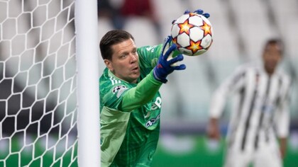 Nell'estate del 2017, Szczęsny è stato acquistato dalla Juventus, dove ha ereditato il posto di Gianluigi Buffon come portiere titolare
