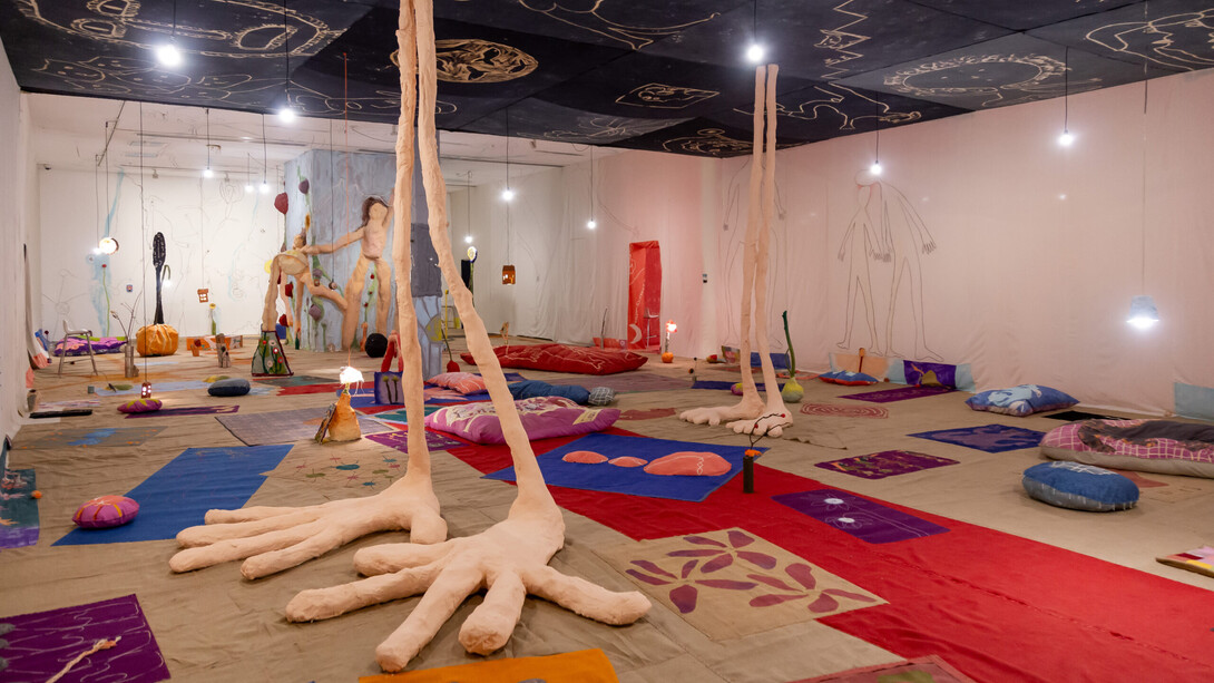 Celina Eceiza, Ofrenda, vista de exhibición. Cortesía del Museo de Arte Moderno de Buenos Aires