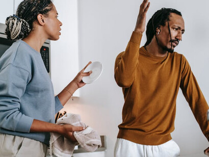 Due persone in cucina esprimono la rabbia: c’è una rabbia silente che tesse la sua ragnatela quasi senza farsene accorgere