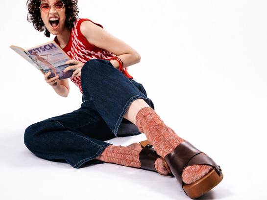 In copertina la modella indossa un paio di zoccoli dal plateau iconico firmati Stringart