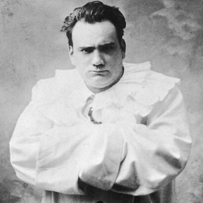Enrico Caruso, la perfetta rappresentazione del sogno americano: un uomo di umili origini che con il suo talento e le sue forze riesce a diventare una star internazionale