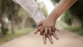 Neste casal de mãos dadas podemos atestar que nem sempre nos envolvemos com a pessoa certa