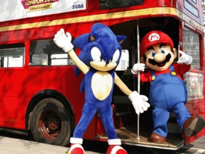 Los personajes de videojuegos Sonic y Mario en un autobús de Londres