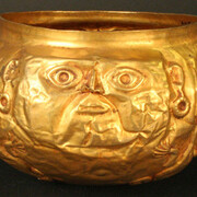 Cuenco de oro

Materiales: Metal

Intermedio Tardío 1100- 1470 d.C.

Medidas: 120 mm de alto