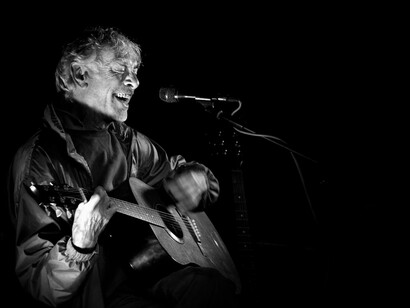 Flavio Giurato durante un concerto