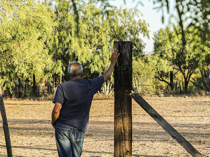 Hombre pensando en su futuro Mezcal. Mexico