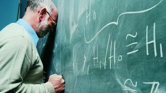 Un profesor se da cabezazos contra la pizarra