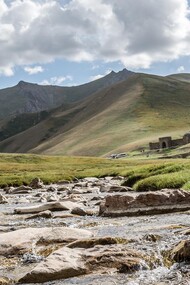 Kirghizistan, vallata e caravanserraglio sullo sfondo 