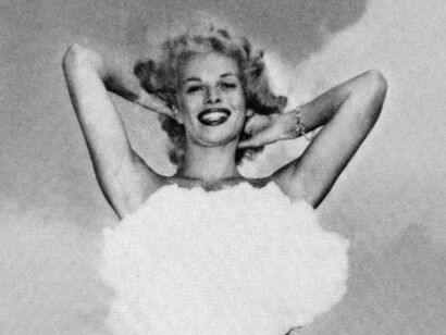 En las piscinas del Sands y el Flamingo, las mujeres con el pelo cardado bailaban al ritmo de "Atom Bomb Baby's". El sol del desierto se confundía con el destello de la siguiente prueba en el horizonte. Merlin, la última y más famosa Miss Bomba atómica, 1957. Las Vegas, Nevada. EE.UU.