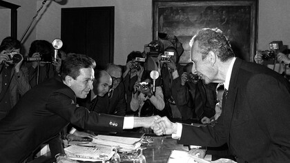 Der «compromesso storico», zusammengefasst in einem Handschlag zwischen Enrico Berlinguer (PCI) und Aldo Moro (DC)
