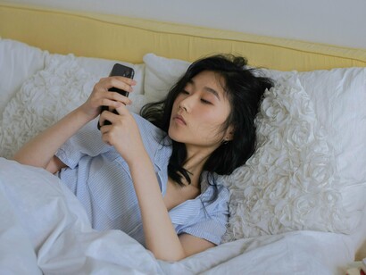 Nunca, em toda a história humana, tivemos acesso a tantas vidas. Mesmo que editadas, filtradas, recortadas. E por mais racional que você seja, por mais que saiba que aquilo é estratégia, iluminação, pose, maquiagem digital… seu cérebro emocional não entende nuances. Ele vê, compara e julga. É automático