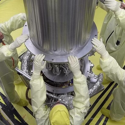 Kilopower, i ricercatori abbassano la parete della camera a vuoto attorno al generatore per simulare l’ambiente spaziale