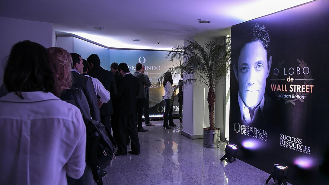 Jordan Ross Belfort oferece palestras no mundo inteiro sobre como ganhar dinheiro
investindo na bolsa de valores