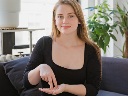 Professora e interpréte de Libras dá instruções em curso de comunicação 