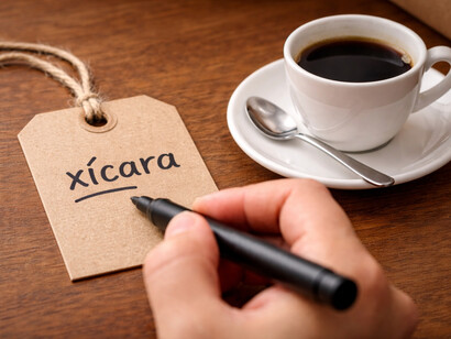 A palavra café pode designar uma bebida aromática, o fruto do cafeeiro, um estabelecimento comercial, ou um momento da refeição em que se toma essa bebida. Por isso os estudiosos do significado sempre procuram estudar a significação em relação aos contextos em que as palavras são empregadas e em relação aos usuários da língua, já que alguém pode dizer algo com a intenção de significar exatamente o contrário do que a palavra exprime normalmente, como nas ironias, por exemplo
