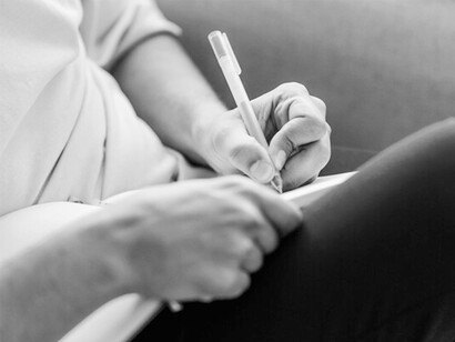 Un teenager mentre scrive nel suo diario segreto