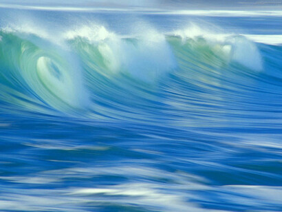 Por vezes, o mar aparece movido por ondas de superfície, mesmo na ausência de vento